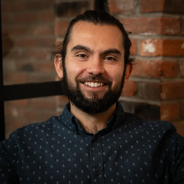 Frontera headshot photo 9